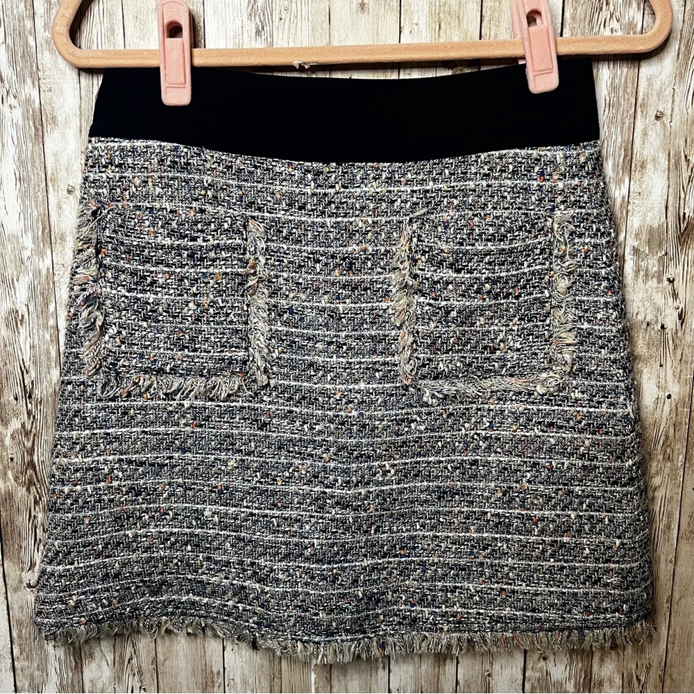 Chic Tweed Skirt with Navy Waistband, Front Pockets, Exposed Zipperā Size 2